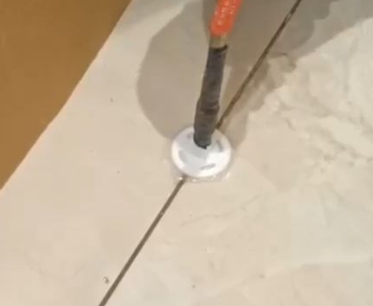 康定瓷砖空鼓维修公司专业解答瓷砖在铺贴过程中，如果没有涂抹均匀到位的粘结材料（如水泥砂浆或瓷砖胶），可能会导致以下问题