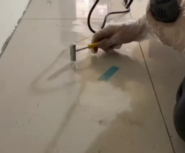 康定瓷砖开裂维修公司专业分享瓷砖在铺贴前如果没有沥干水分，将会导致以下问题